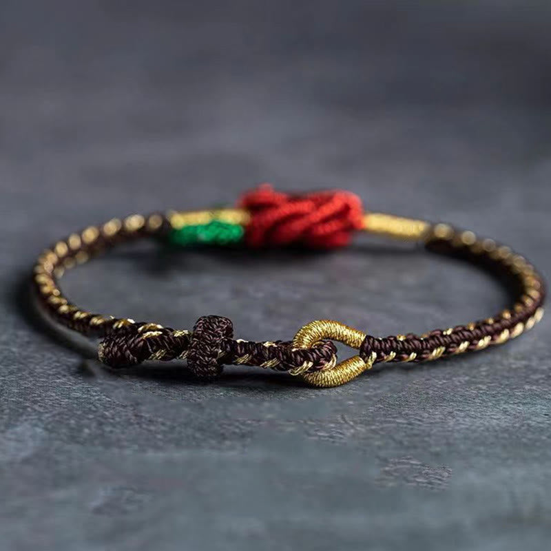 Bracelet en fil rouge fait main avec un nœud de paix à huit fils pour la chance