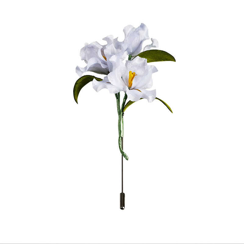 Broche fleur d'iris blanc faite à la main en soie de mûrier