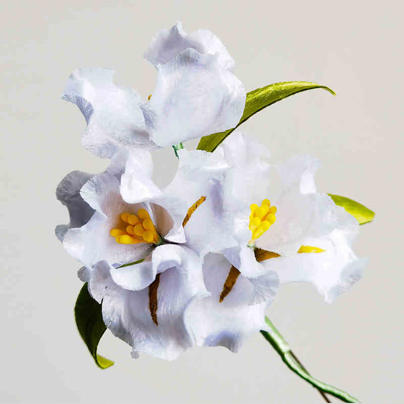Broche fleur d'iris blanc faite à la main en soie de mûrier