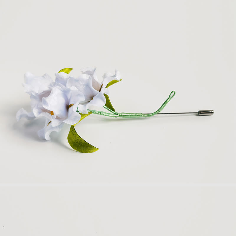 Broche fleur d'iris blanc faite à la main en soie de mûrier