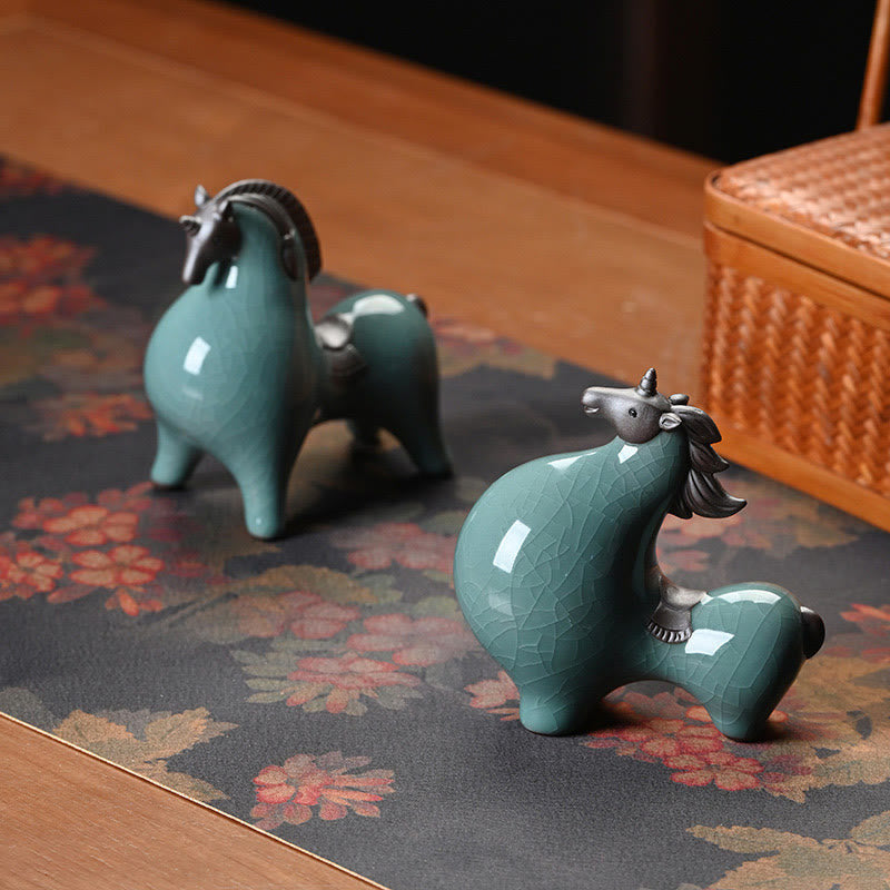 Figurine de cheval en céramique tête baissée de 11 cm pour le succès et la liberté
