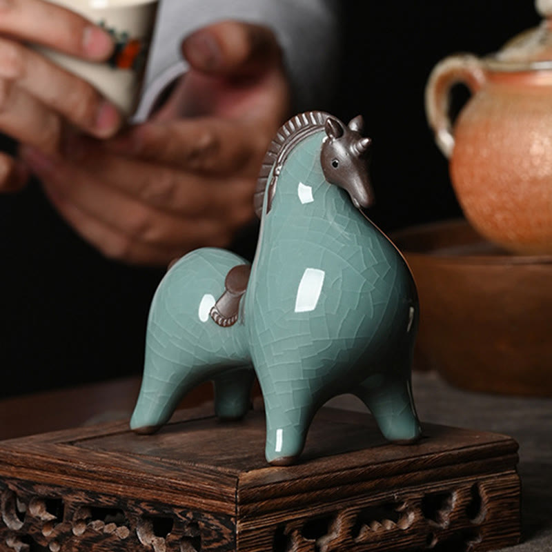 Figurine de cheval en céramique tête baissée de 11 cm pour le succès et la liberté