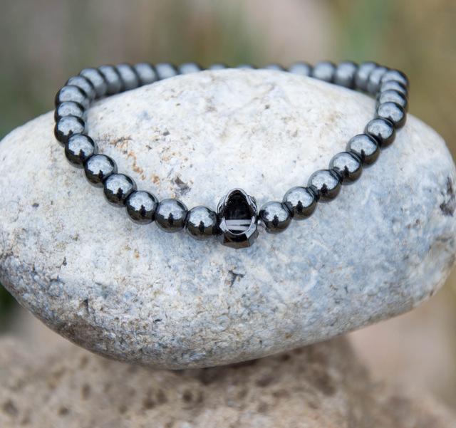 Bracelet tête de mort en hématite avec yeux en zircone noire