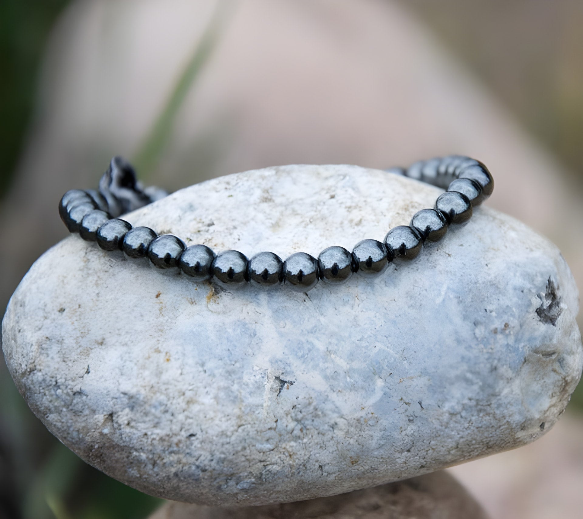 Bracelet tête de mort en hématite avec yeux en zircone noire