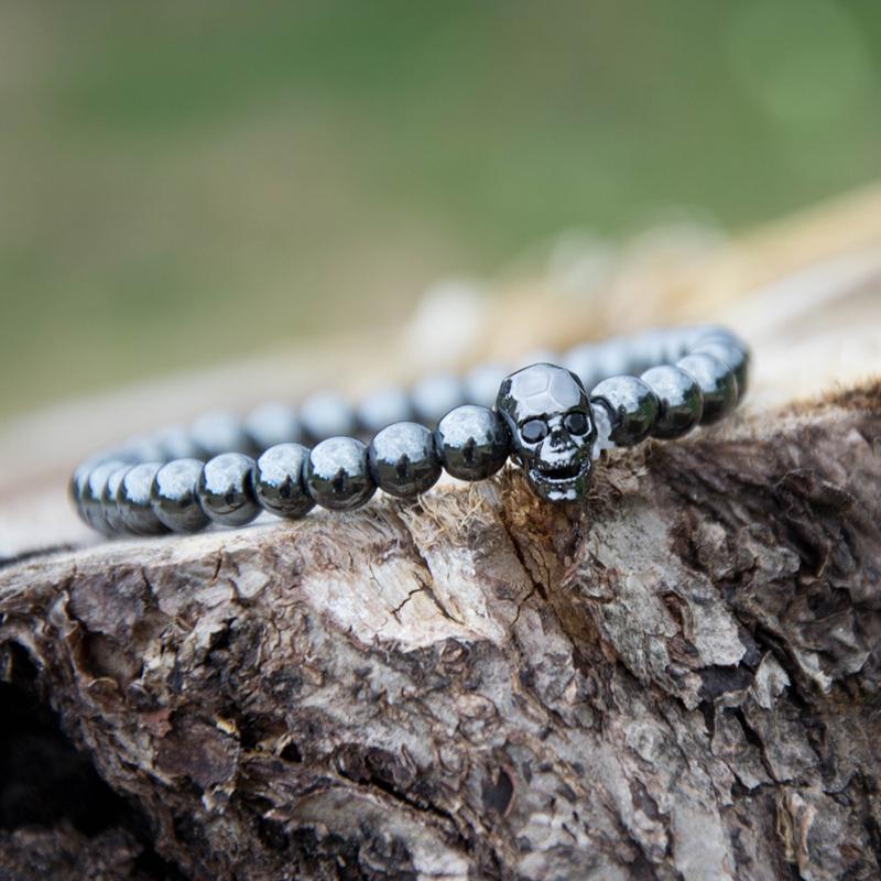 Bracelet tête de mort en hématite avec yeux en zircone noire