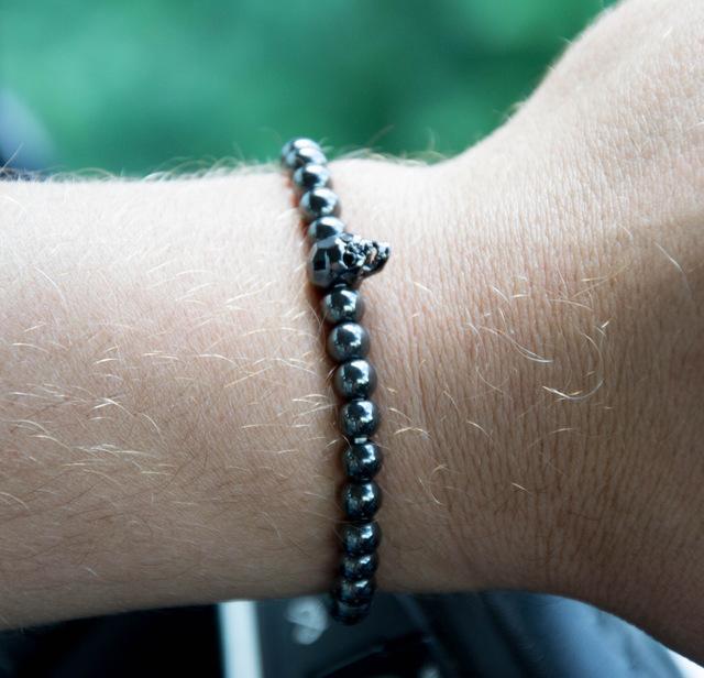 Bracelet tête de mort en hématite avec yeux en zircone noire