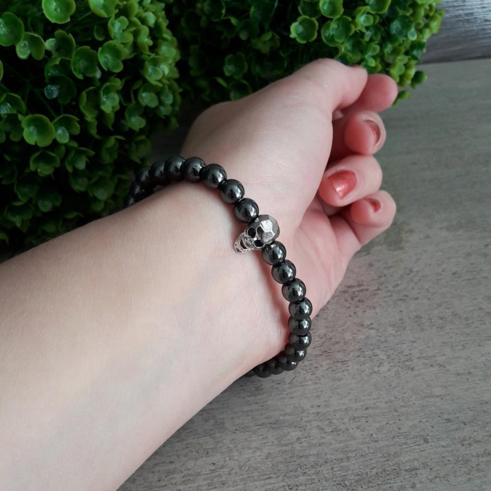 Bracelet tête de mort en hématite avec yeux en zircone noire