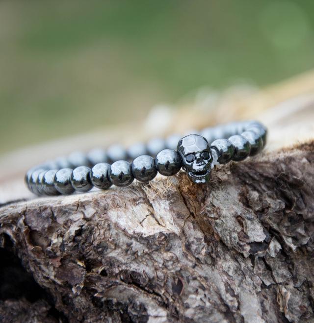 Bracelet tête de mort en hématite avec yeux en zircone noire