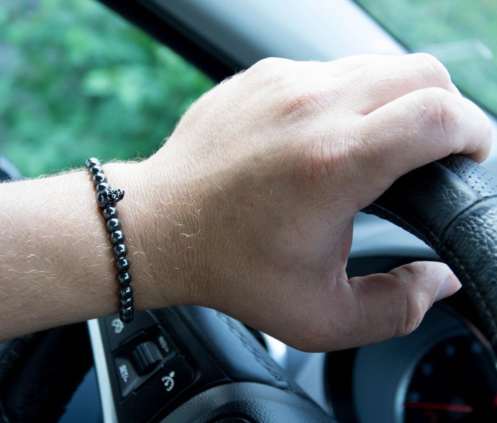 Bracelet tête de mort en hématite avec yeux en zircone noire