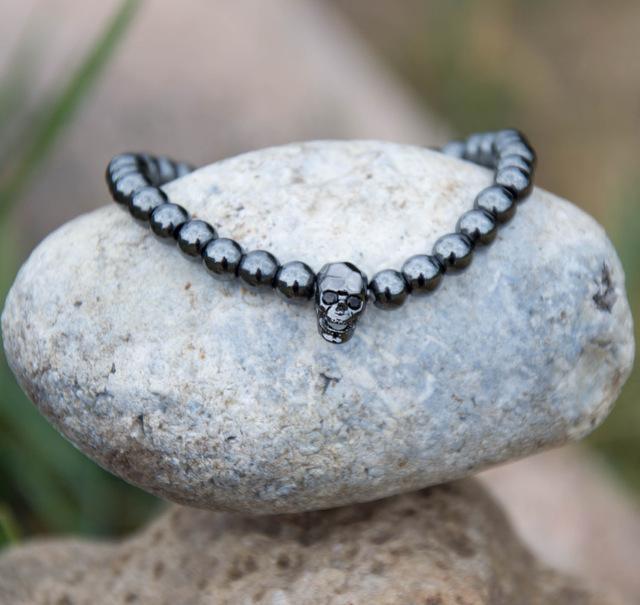 Bracelet tête de mort en hématite avec yeux en zircone noire