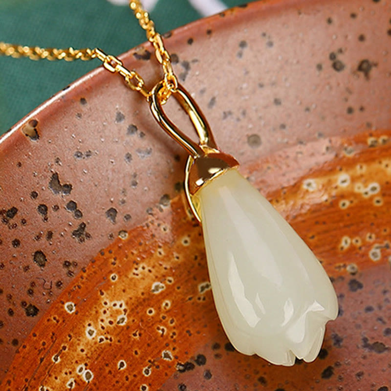 Collier en jade Hetian avec fleur de magnolia | Symbole d'abondance