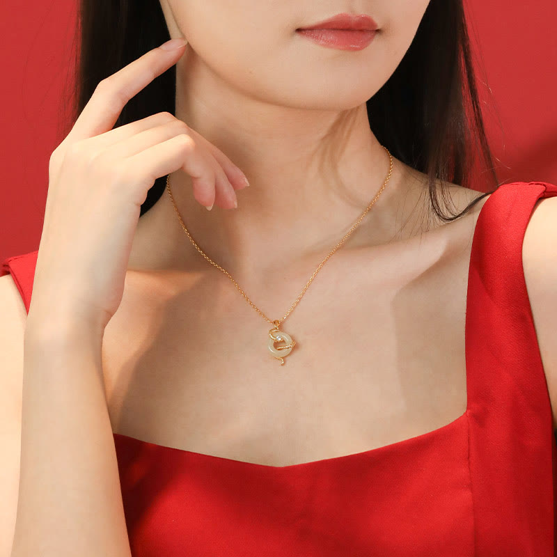 Collier en jade Hetian avec boucle de paix pour l'année du serpent