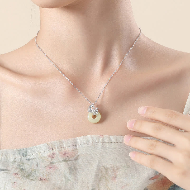 Collier en jade Hetian avec fleur de pêcher et boucle de paix