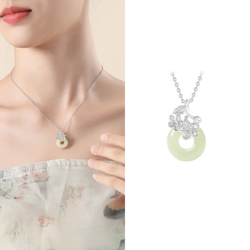 Collier en jade Hetian avec fleur de pêcher et boucle de paix
