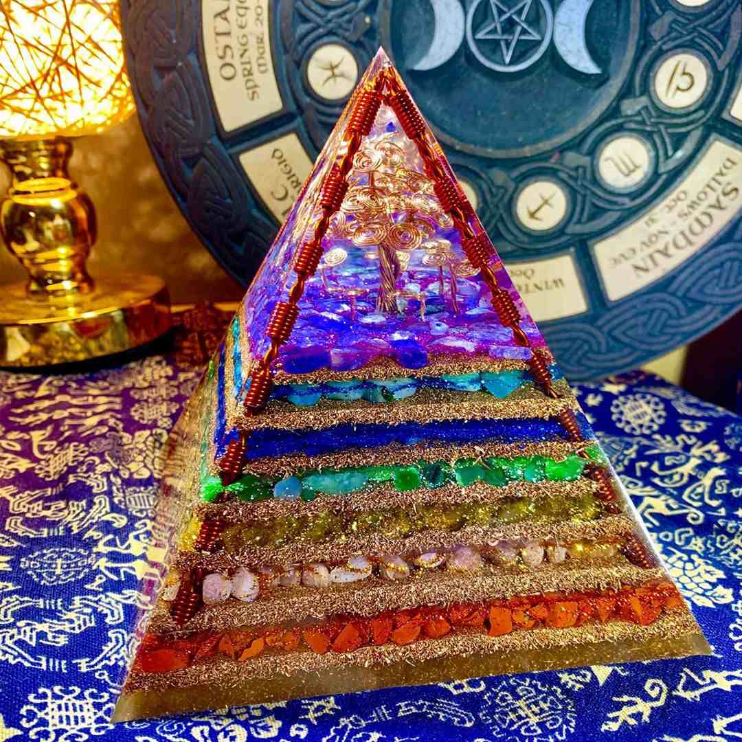 Générateur de pyramide à sept chakras à haute fréquence