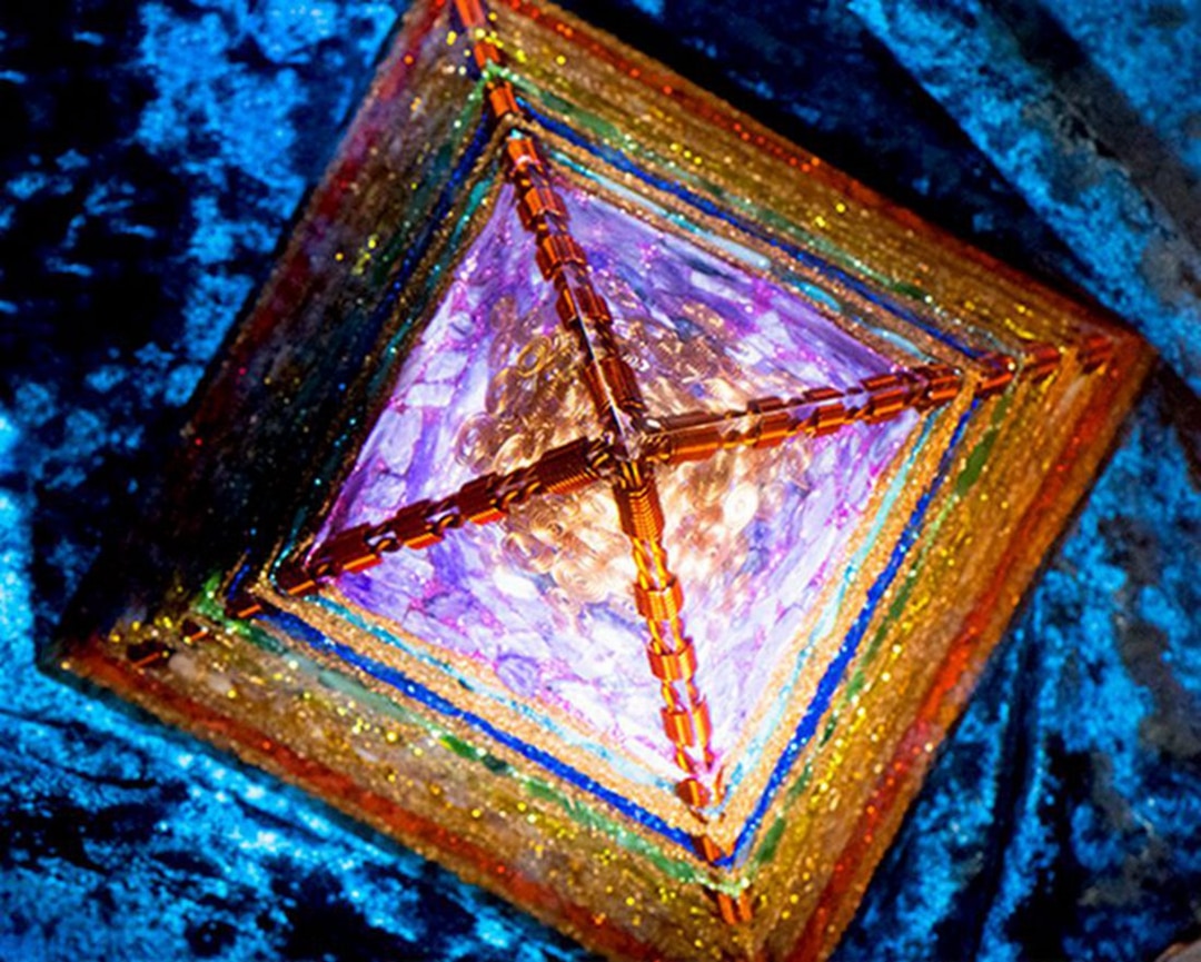 Générateur de pyramide à sept chakras à haute fréquence