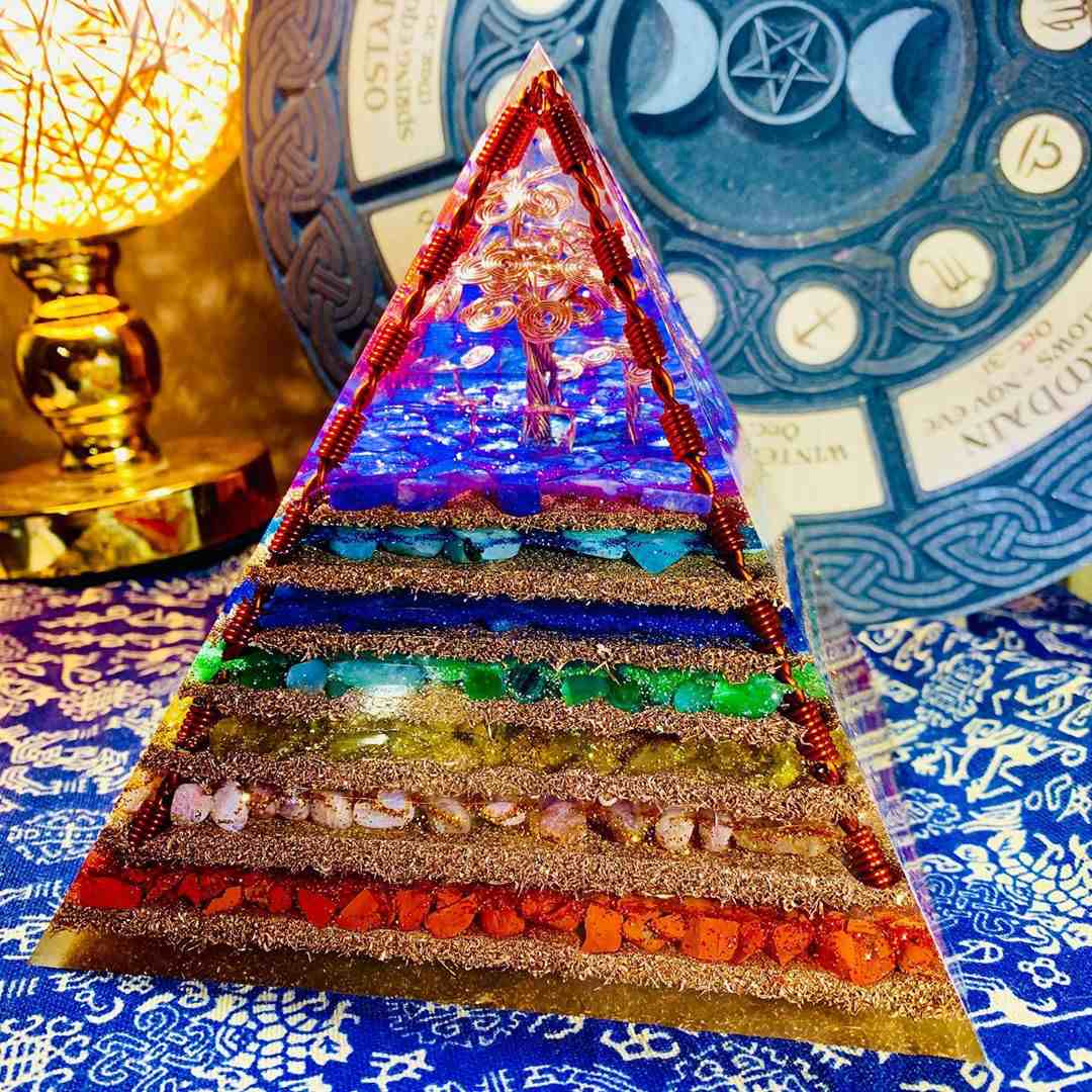 Générateur de pyramide à sept chakras à haute fréquence