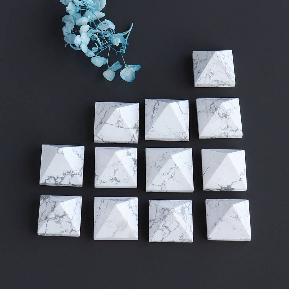 Pyramide d'enrichissement miniature en howlite