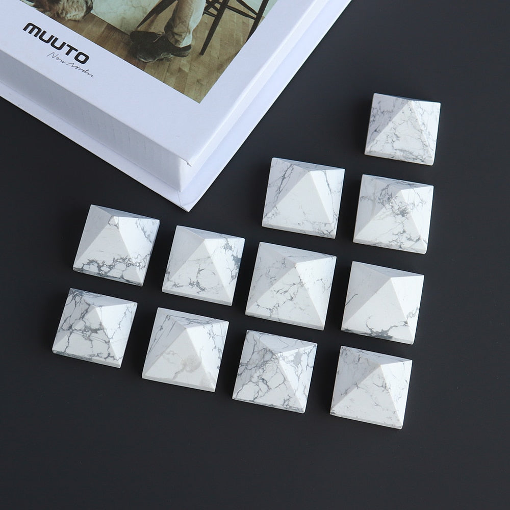 Pyramide d'enrichissement miniature en howlite