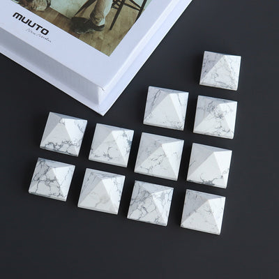 Pyramide d'enrichissement miniature en howlite pour la méditation
