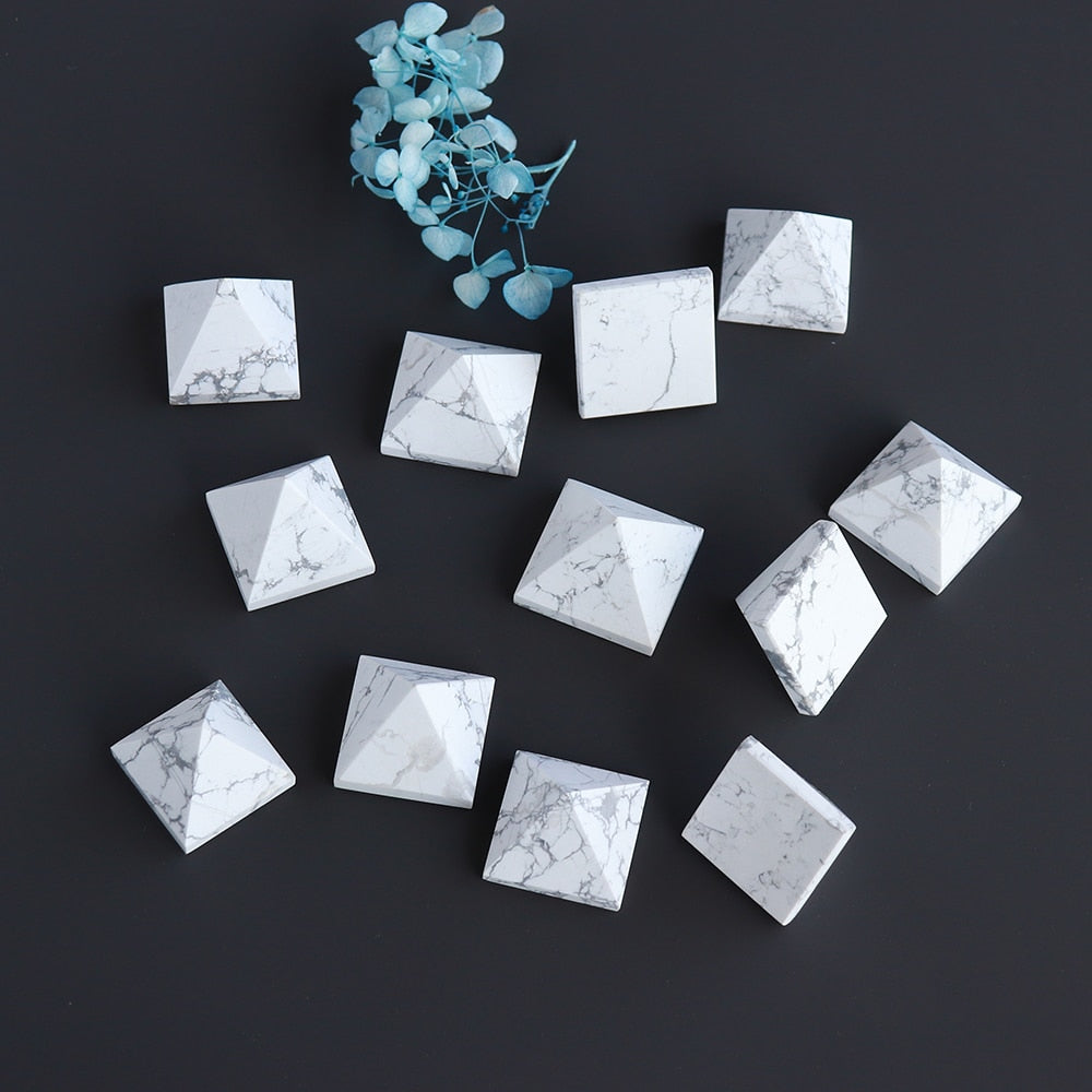 Pyramide d'enrichissement miniature en howlite
