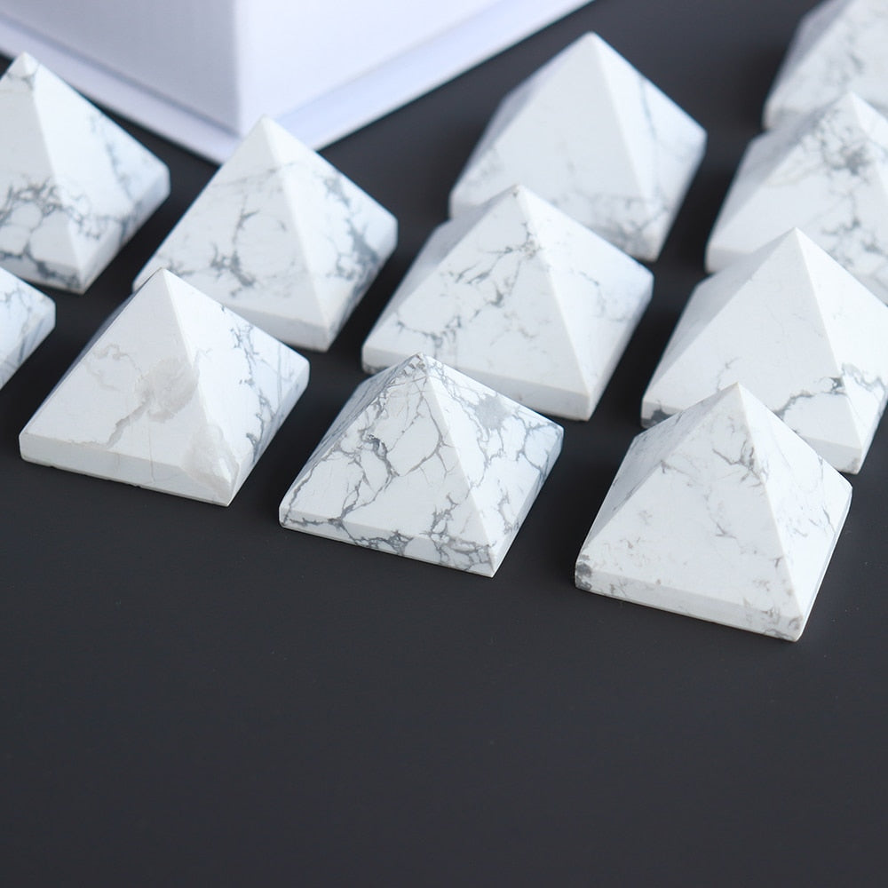 Pyramide d'enrichissement miniature en howlite