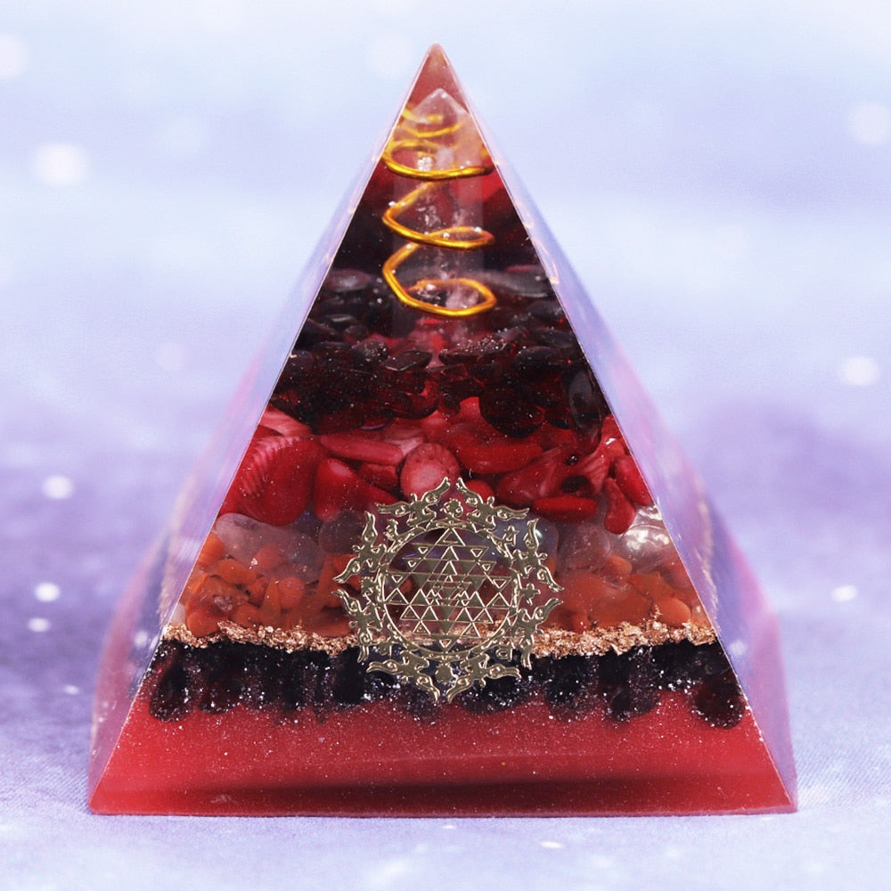 Pyramide d'orgonite en grenat de la Création Infinie