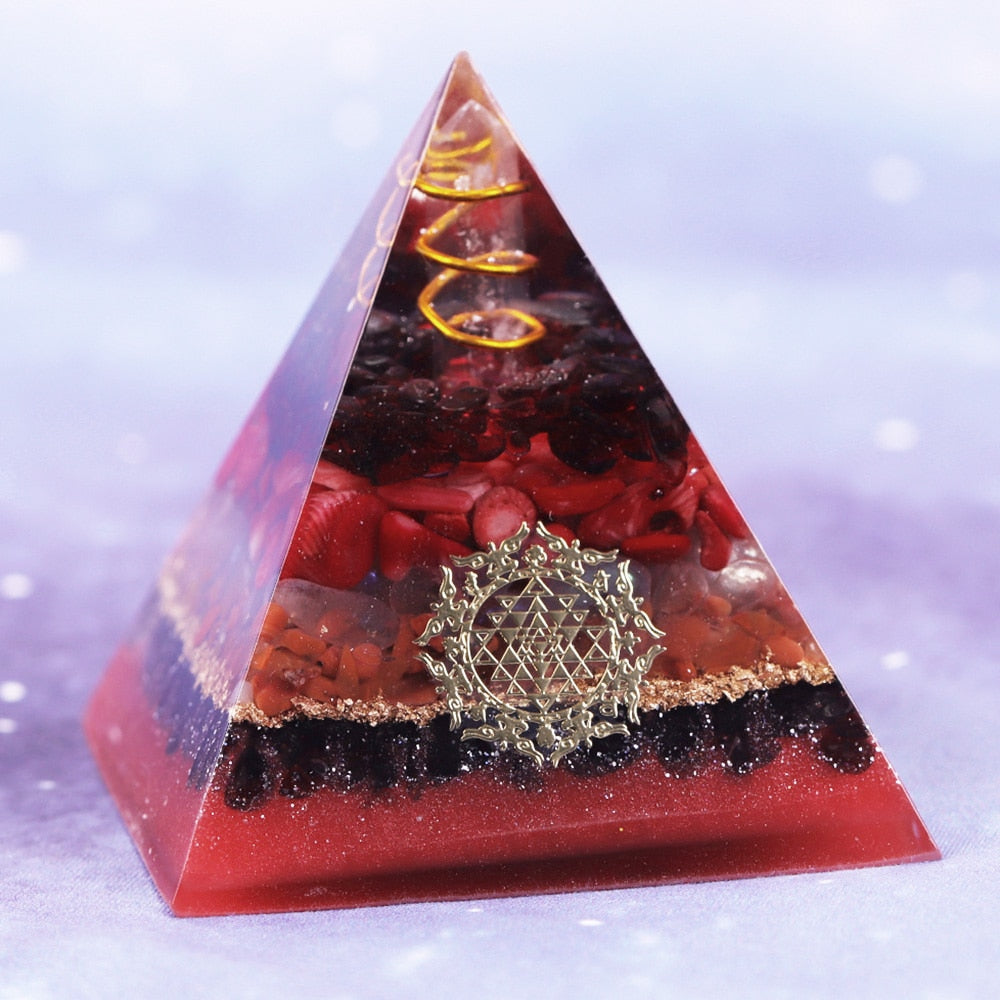 Pyramide d'orgonite en grenat de la Création Infinie