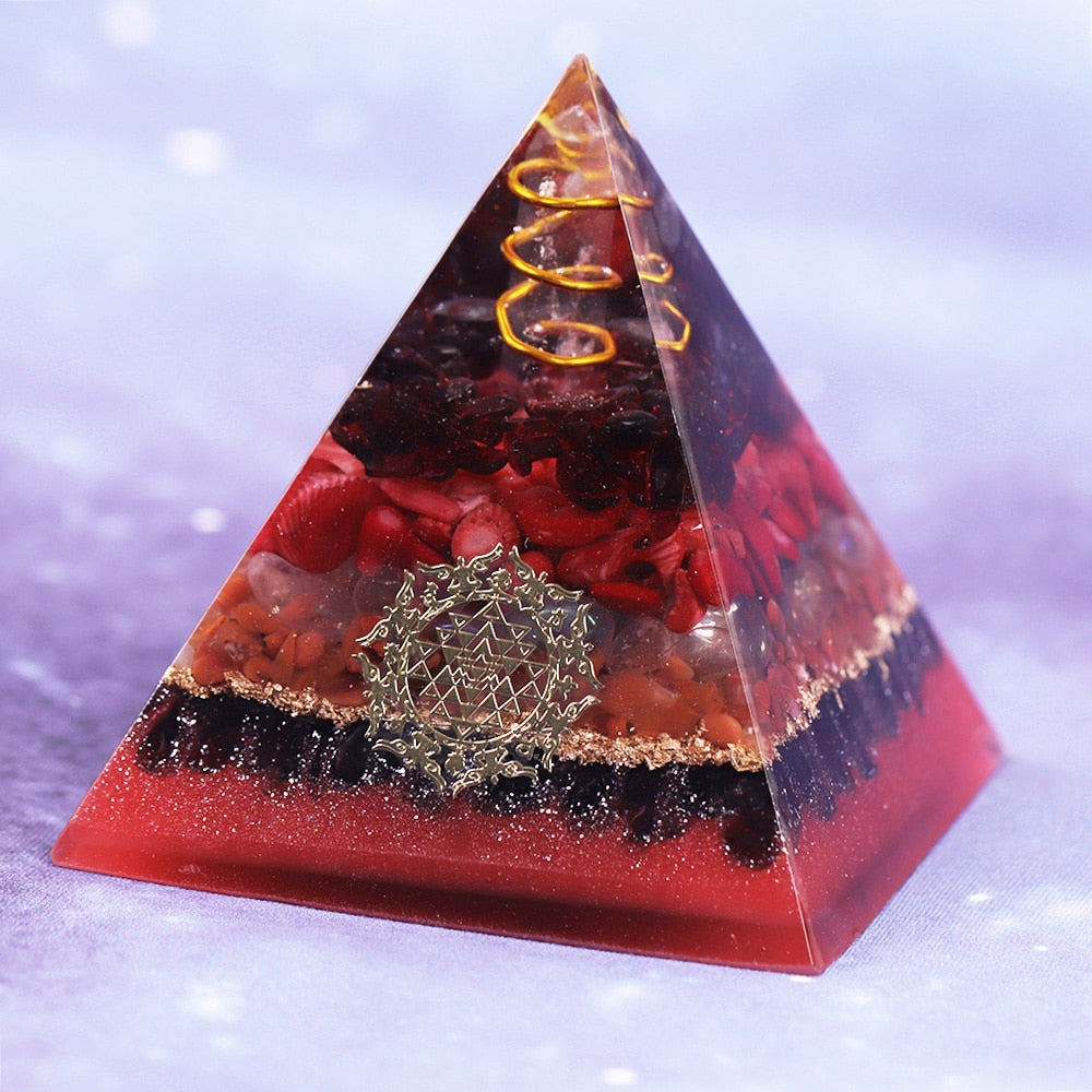 Pyramide d'orgonite en grenat de la Création Infinie