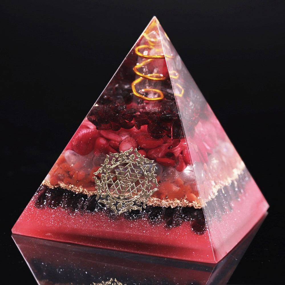 Pyramide d'orgonite en grenat de la Création Infinie
