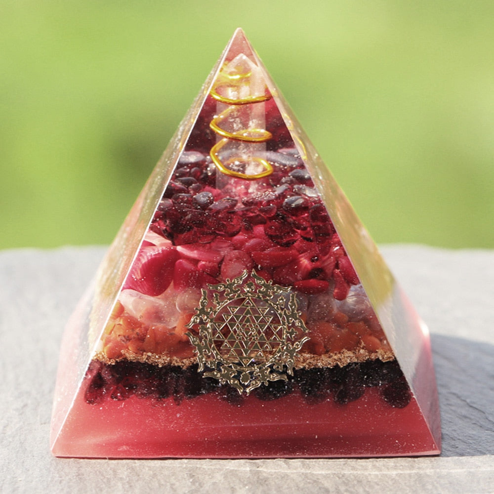 Pyramide d'orgonite en grenat de la Création Infinie