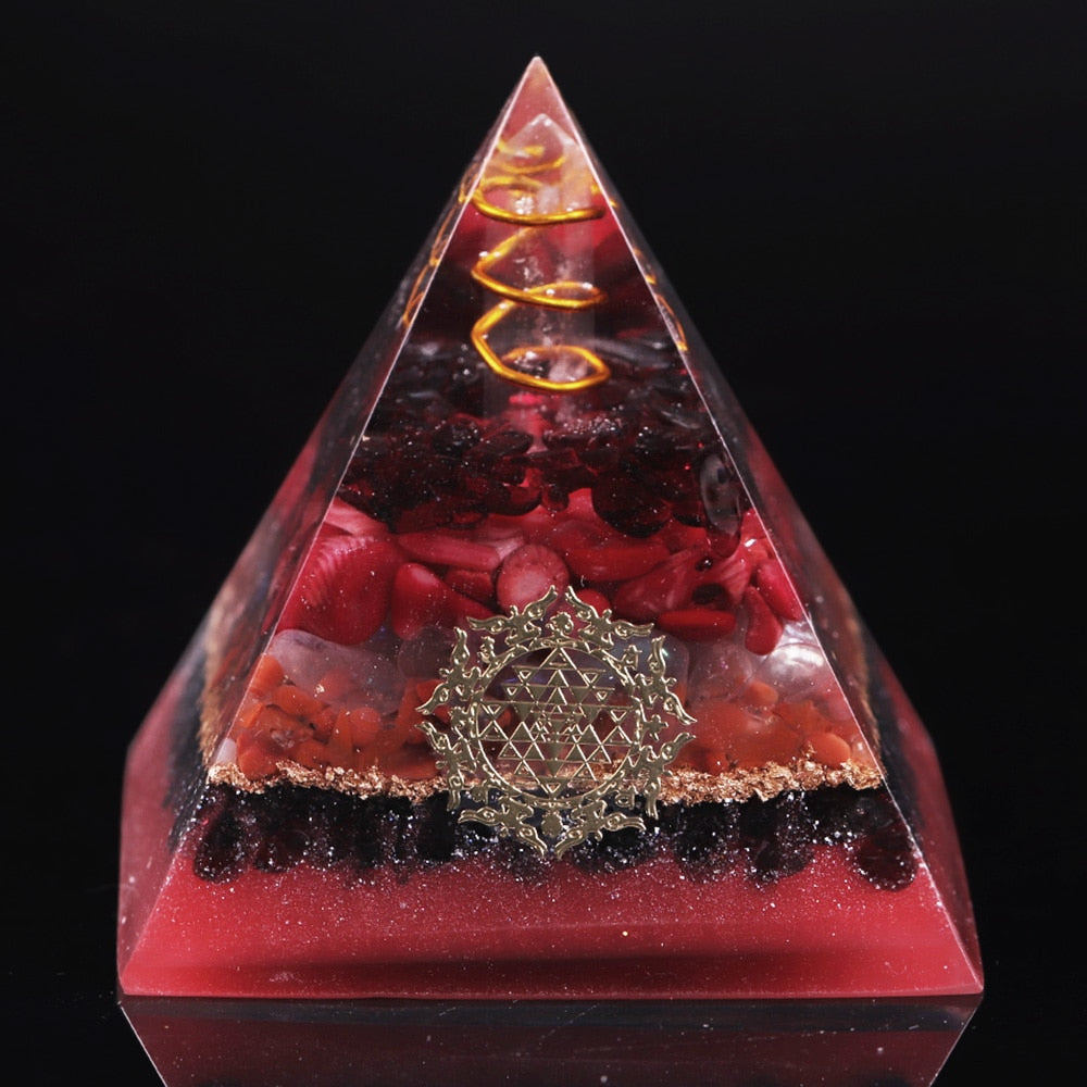 Pyramide d'orgonite en grenat de la Création Infinie