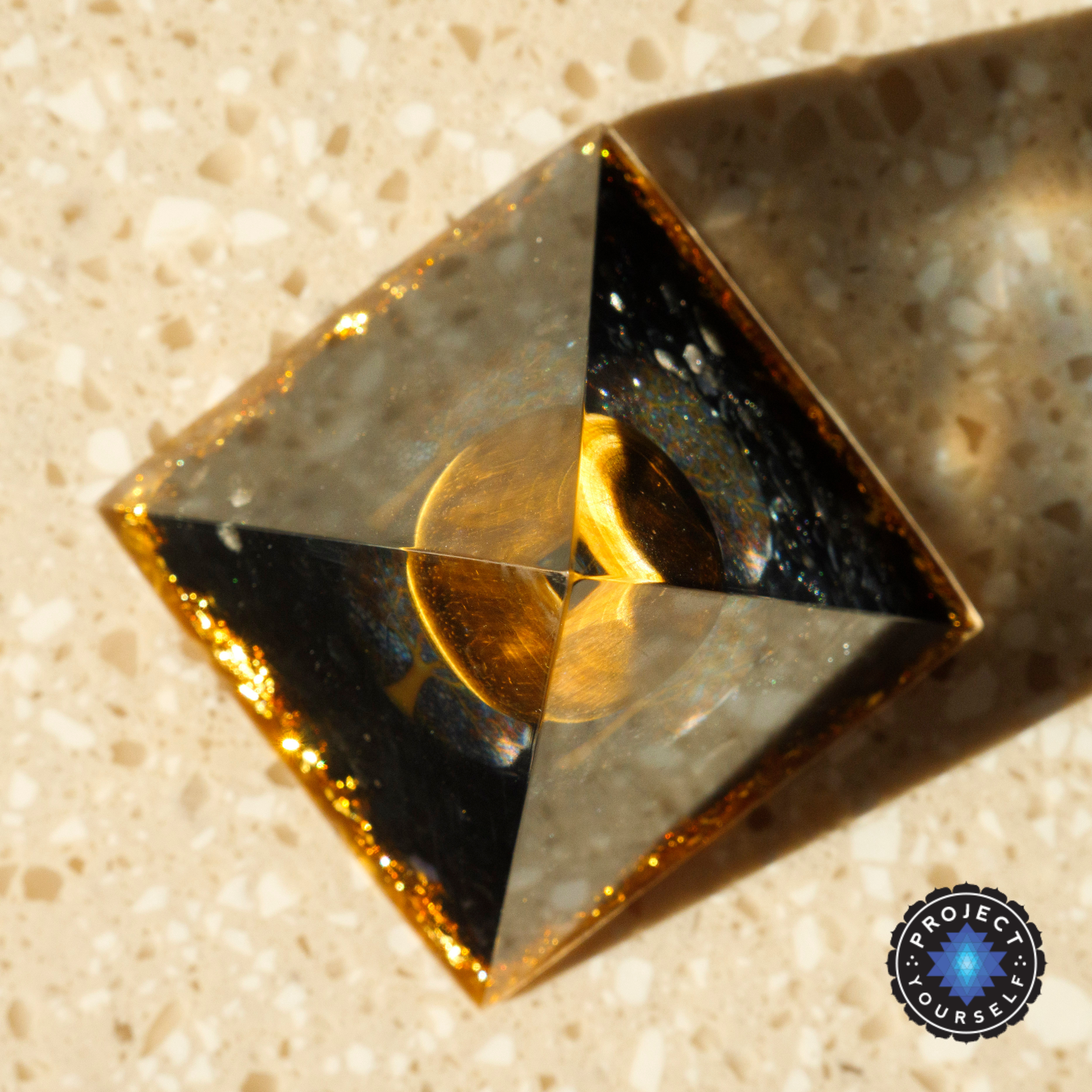 Pyramide d'orgone d'appel intérieur