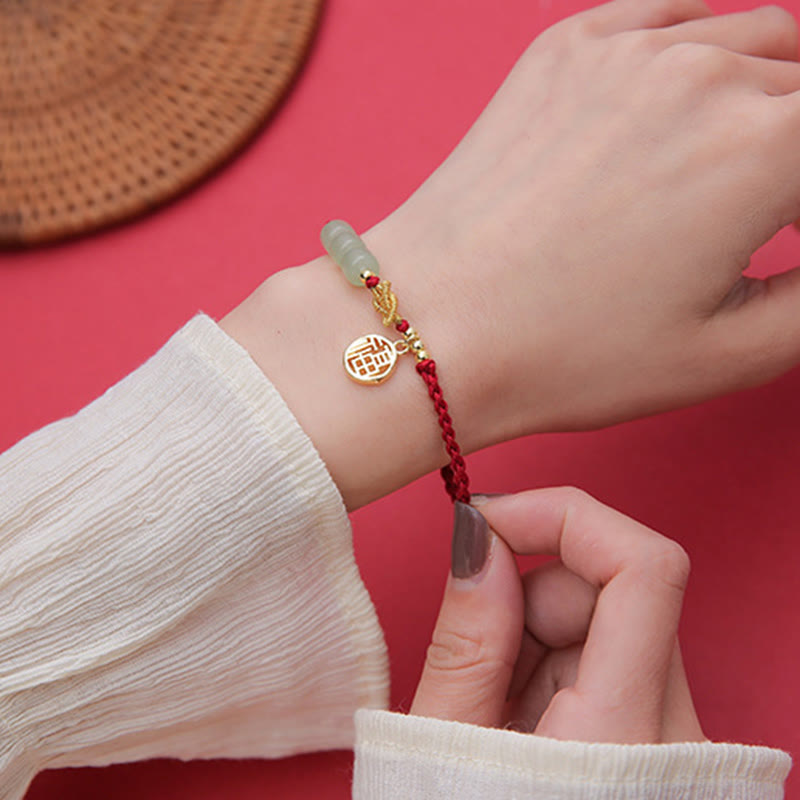 Bracelet en perles de jade avec breloque Fu sur corde rouge pour la chance et la prospérité