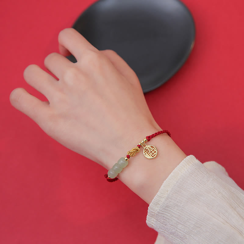 Bracelet en perles de jade avec breloque Fu sur corde rouge pour la chance et la prospérité