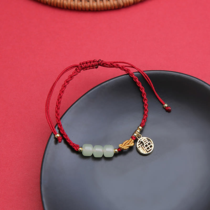 Bracelet en perles de jade avec breloque Fu sur corde rouge pour la chance et la prospérité