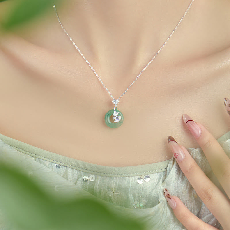 Collier en argent sterling avec boucle de paix en jade et ginkgo