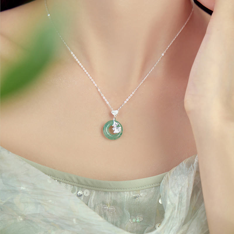 Collier en argent sterling avec boucle de paix en jade et ginkgo