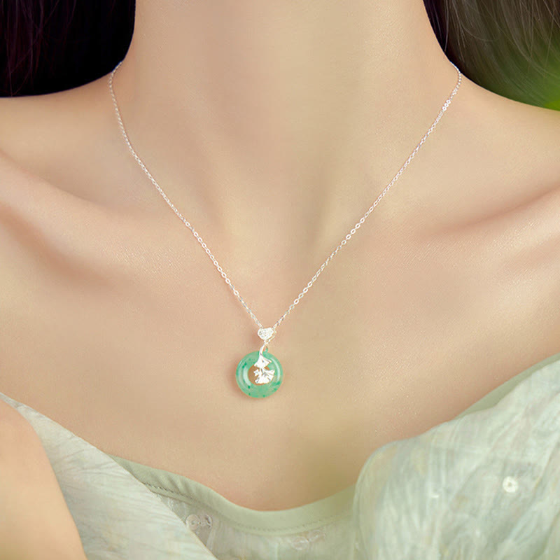 Collier en argent sterling avec boucle de paix en jade et ginkgo