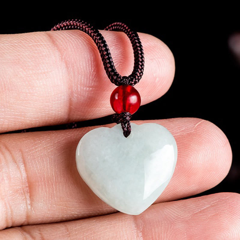 Collier pendentif en forme de cœur de jade pour l'abondance
