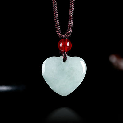 Collier pendentif en forme de cœur de jade pour l'abondance
