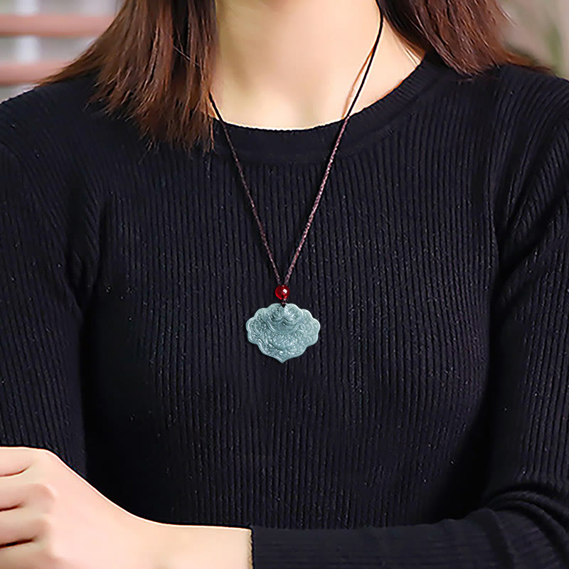 Collier de lotus en jade avec pendentif symbole de prospérité