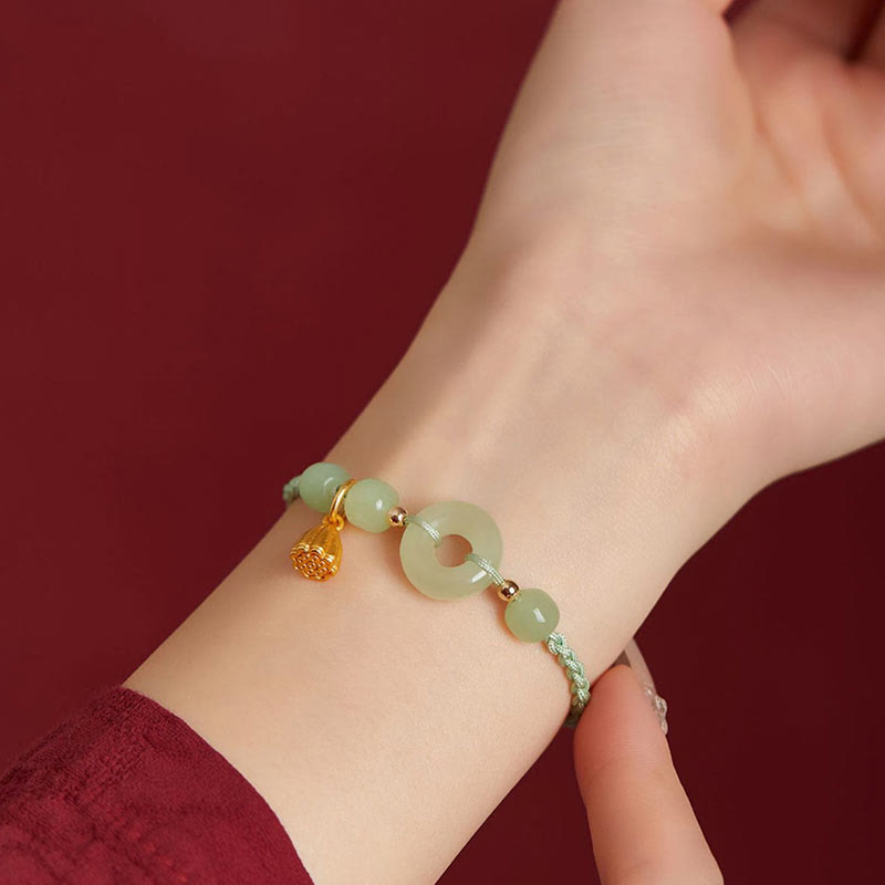 Bracelet en fil de jade et lotus de paix pour l'abondance