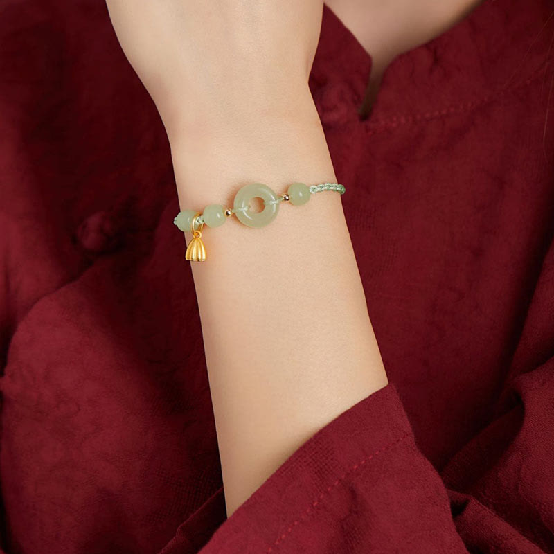 Bracelet en fil de jade et lotus de paix pour l'abondance