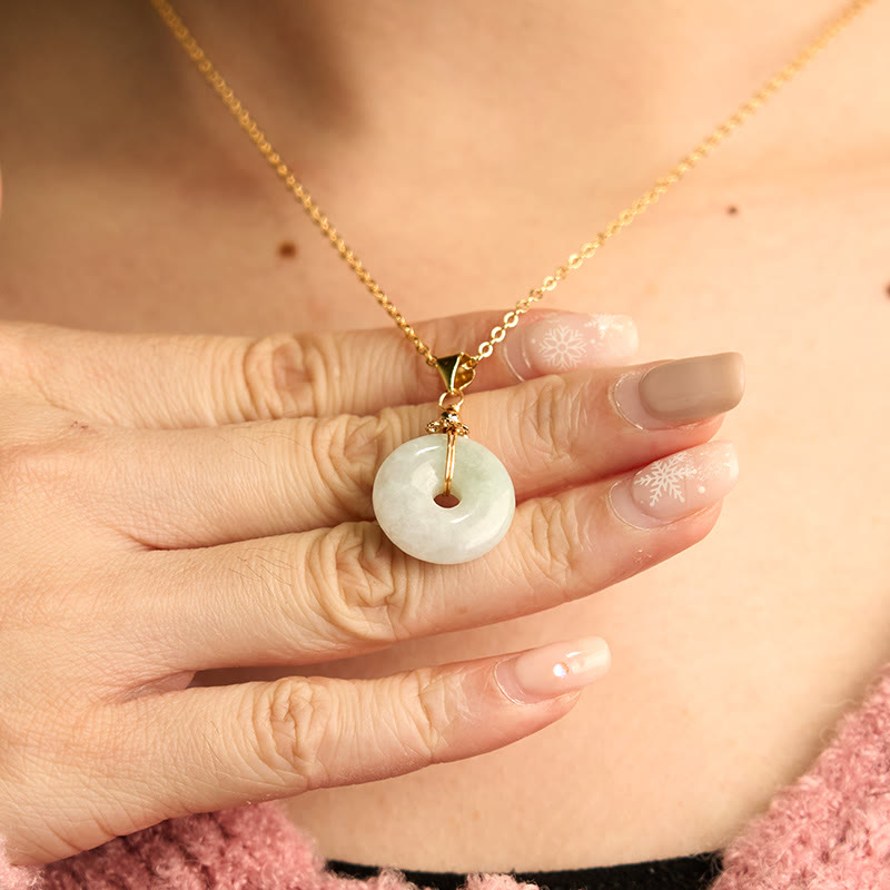 Collier en jade avec boucle de paix pour la chance et la protection