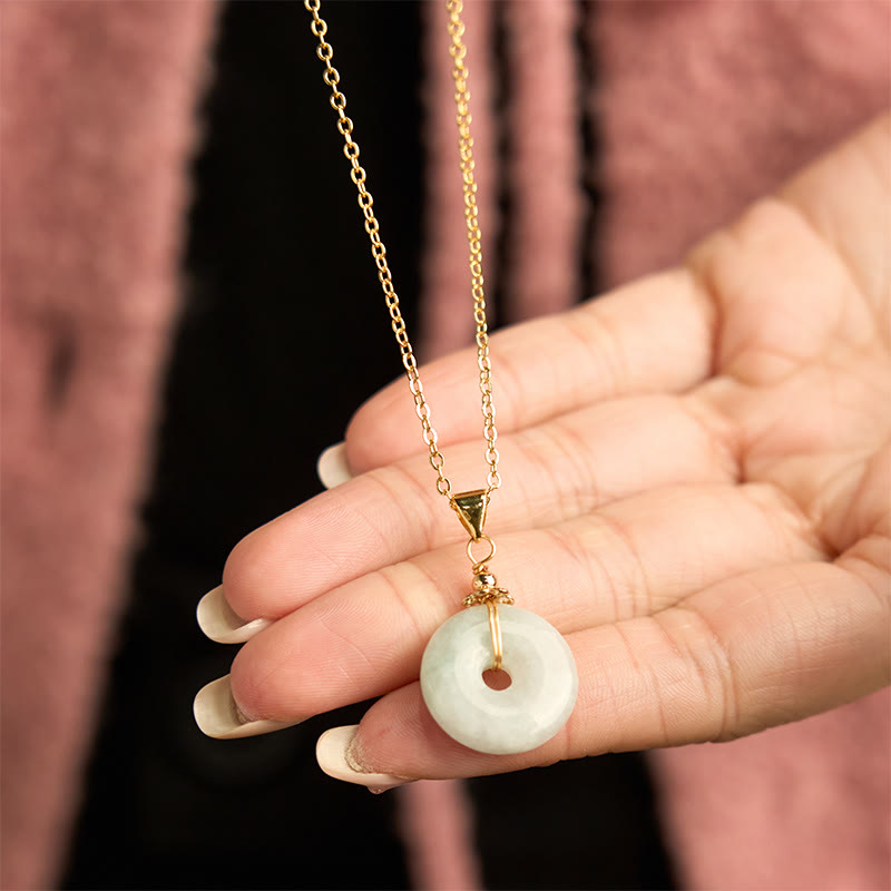 Collier en jade avec boucle de paix pour la chance et la protection