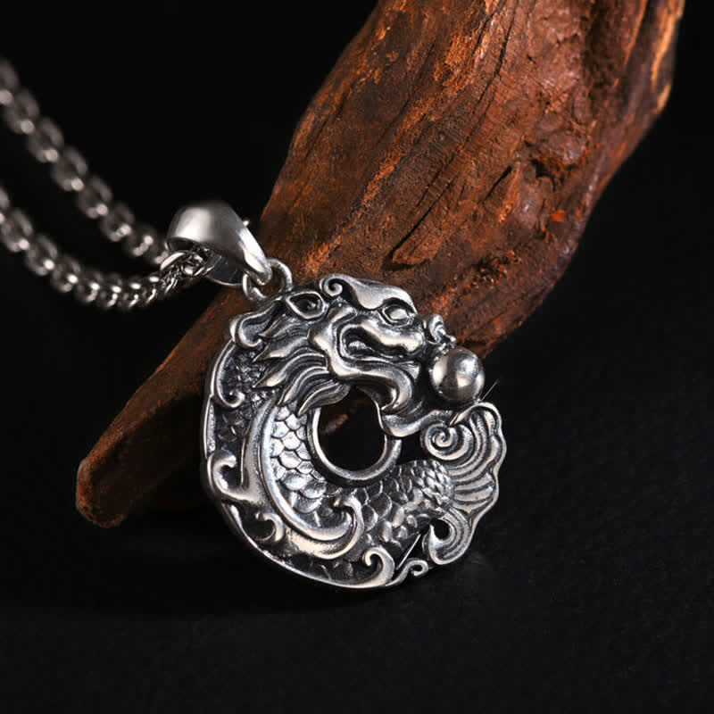 Collier dragon avec boucle de paix et poisson koï