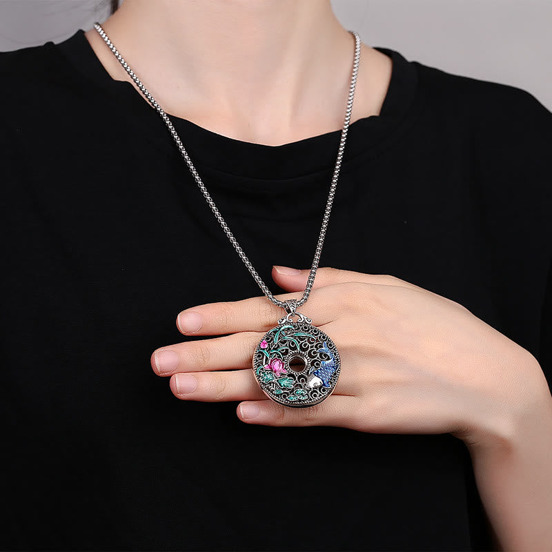 Collier de richesse avec boucle de paix et lotus en forme de poisson koï et de caractère Fu