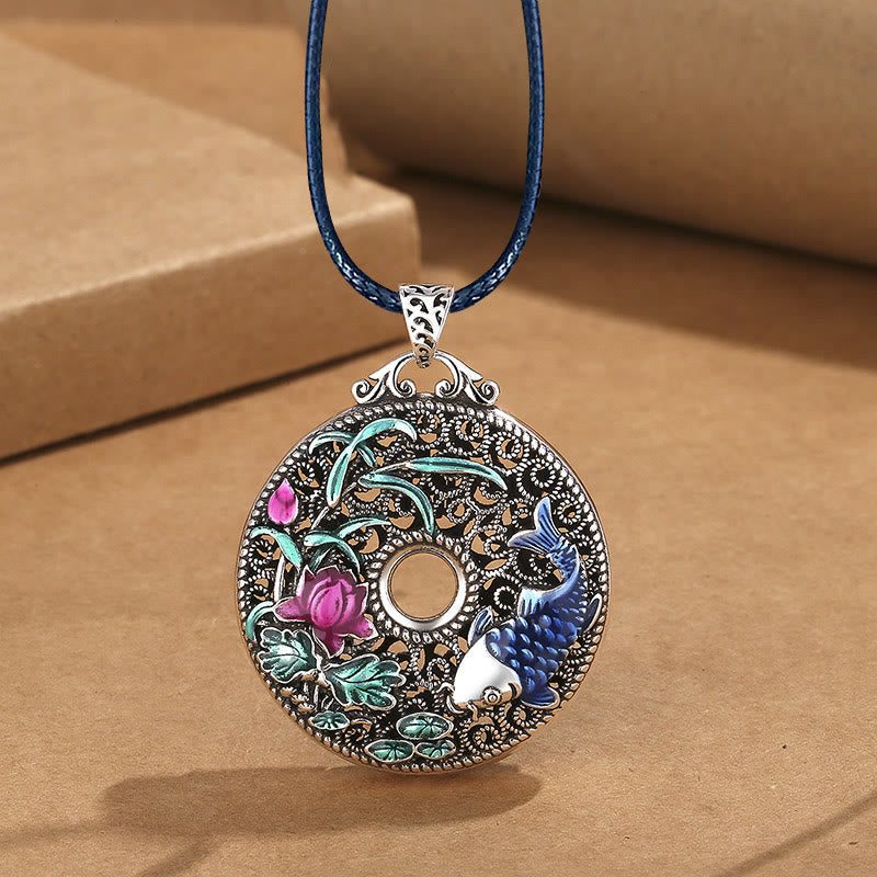 Collier de richesse avec boucle de paix et lotus en forme de poisson koï et de caractère Fu
