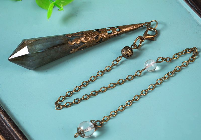 Pendule en cristal de labradorite pour l'intuition et la clarté